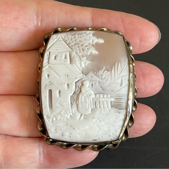 Vintage Hand carved genuine shell Cameo Brooch with Intricate Scene - Picture 2 of 7